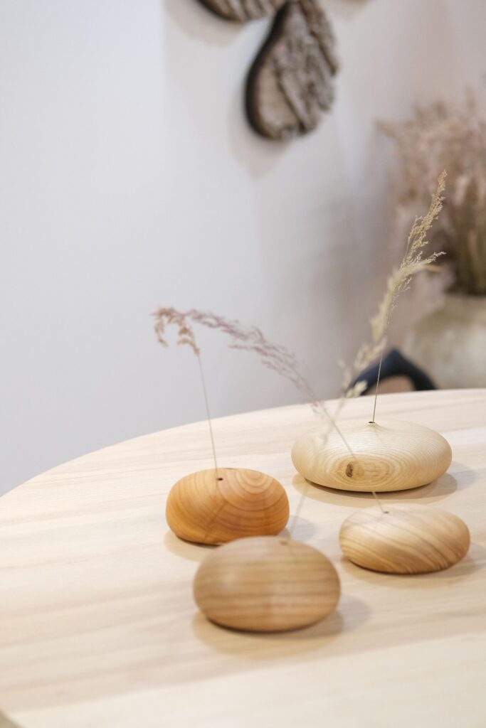 Trockenblumenkiesel aus Holz